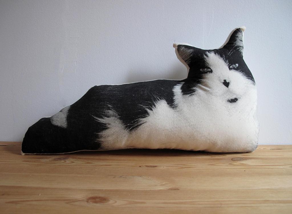 Черно-белая кошка-подушка