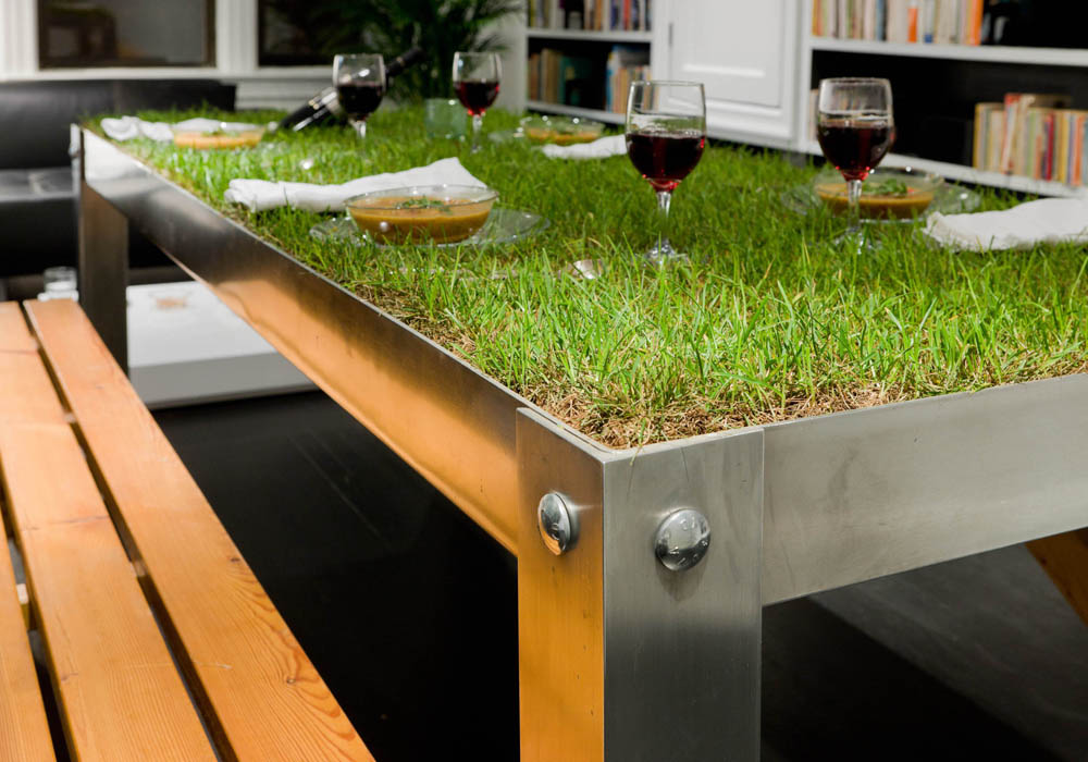 Обеденный стол с травой