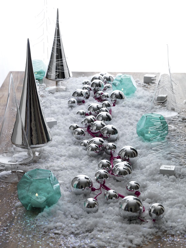 Новогодний декор: шарики цвета металлик и стеклянные ёлочки