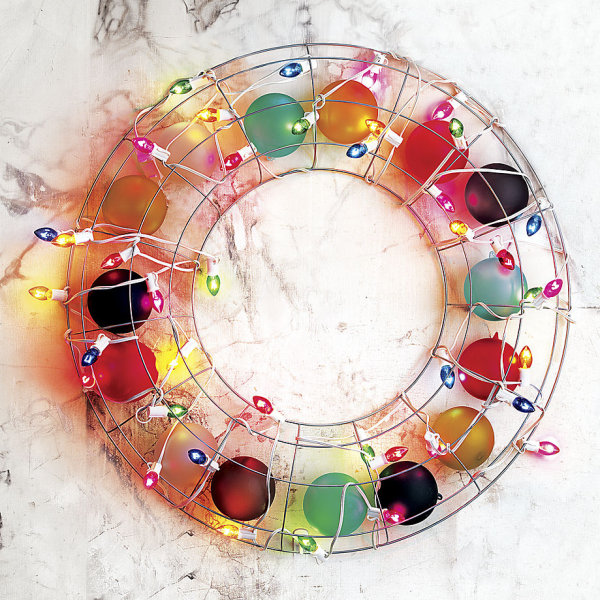 Современная гирлянда в форме венка: цветные шарики и лампочки в металлическом каркасе