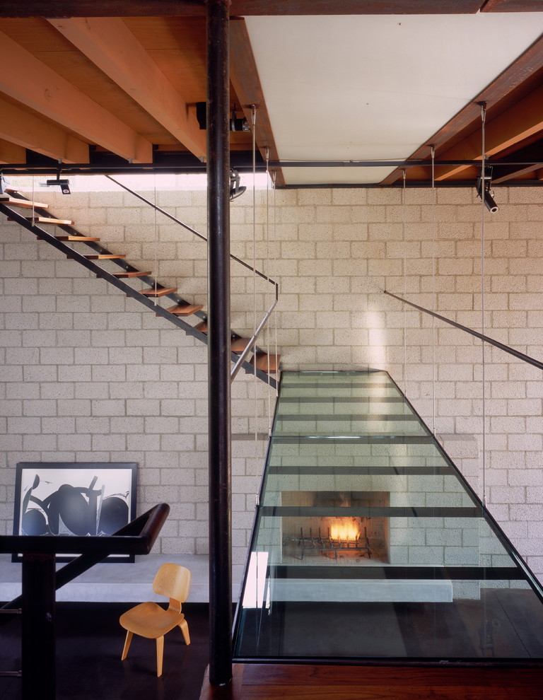 Стеклянный подиум в дизайне интерьера частного дома