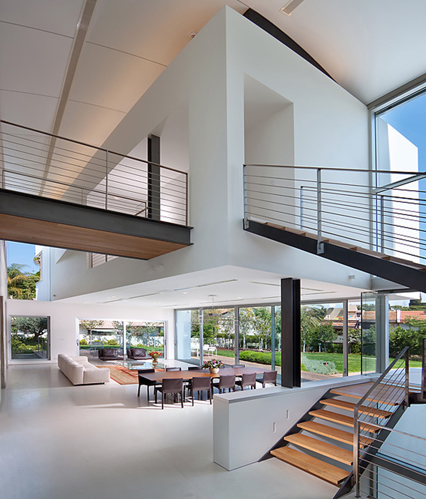 Наклонная лестница в дизайне интерьера частного дома