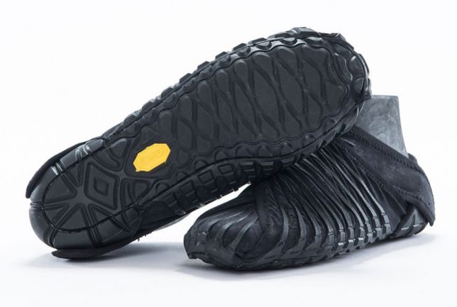 Оригинальный дизайн спортивных кроссовок в чёрном цвете