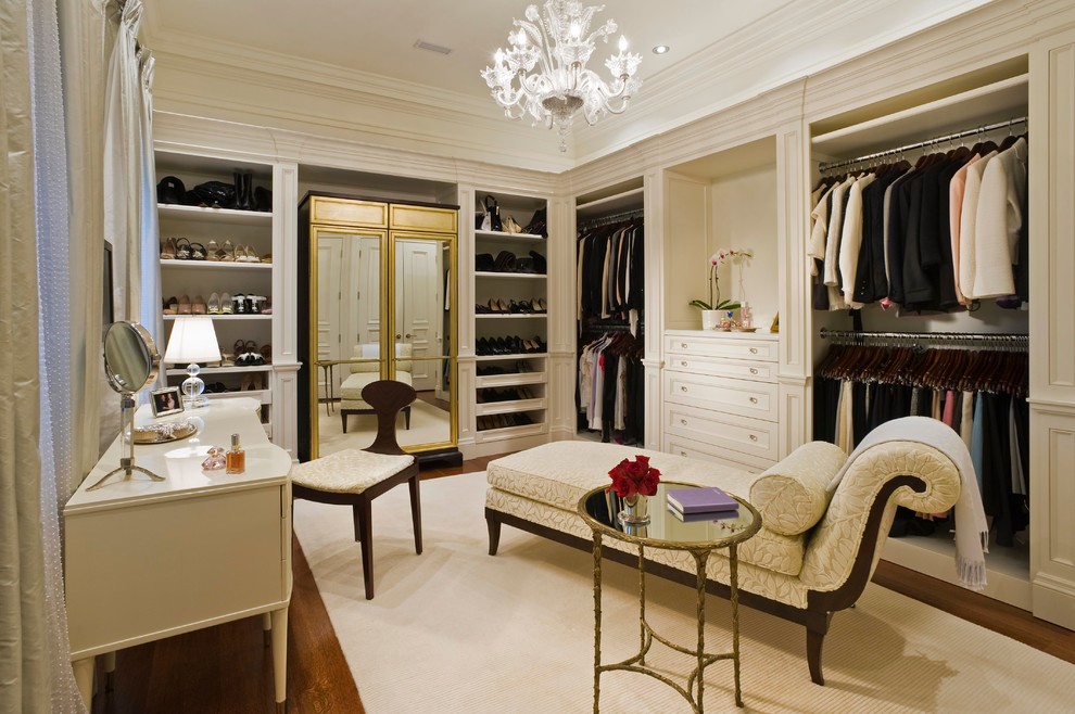 Белые шкафы в гардеробной