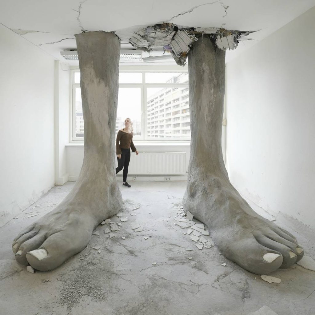 Марио Манки: временная инсталляция с изображением ног таинственного колосса