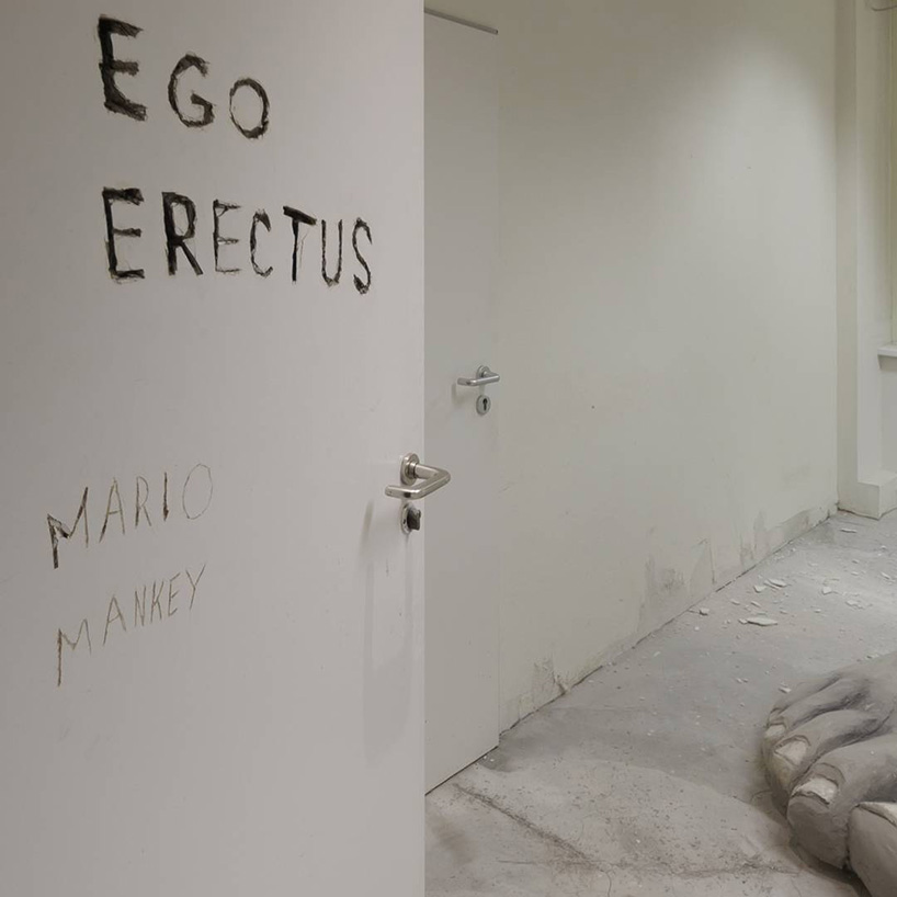 Марио Манки: временная инсталляция с изображением ног таинственного колосса
