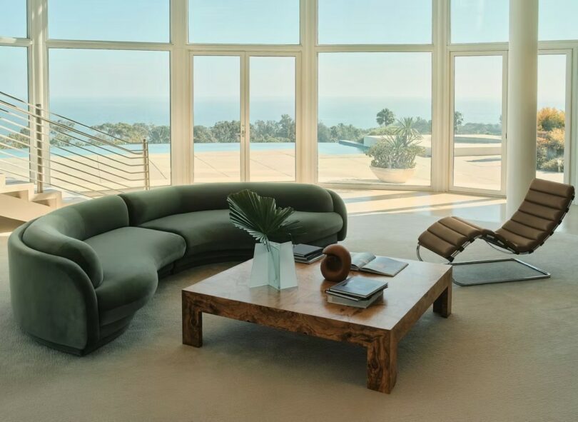 Диван Poet от Ellison Studios и Night Palm для роскошного отдыха