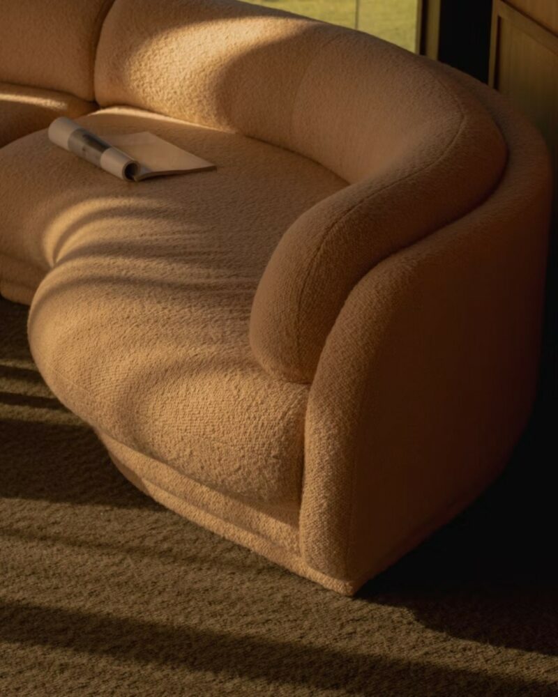 Диван Poet от Ellison Studios и Night Palm для роскошного отдыха