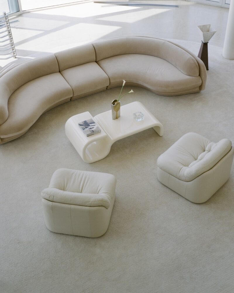 Диван Poet от Ellison Studios и Night Palm для роскошного отдыха