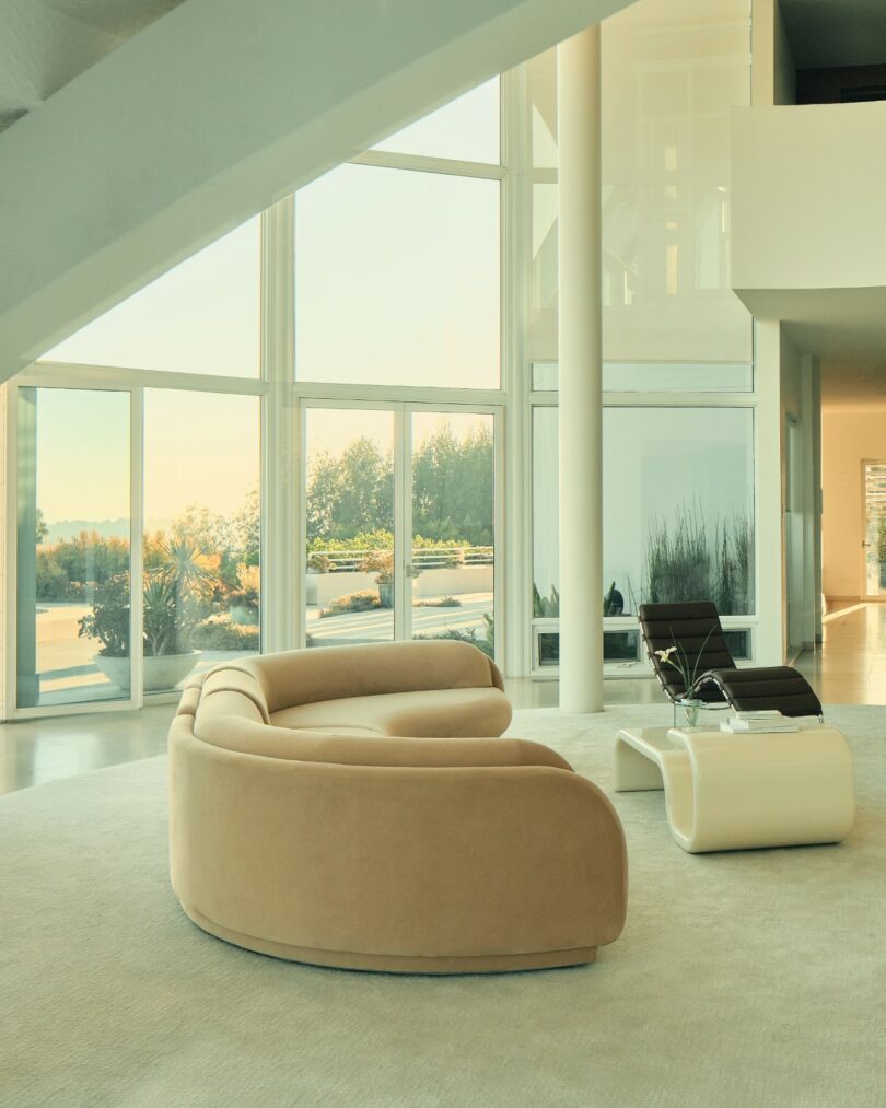 Диван Poet от Ellison Studios и Night Palm для роскошного отдыха