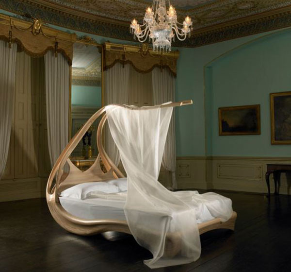 Чудесная кровать с балдахином