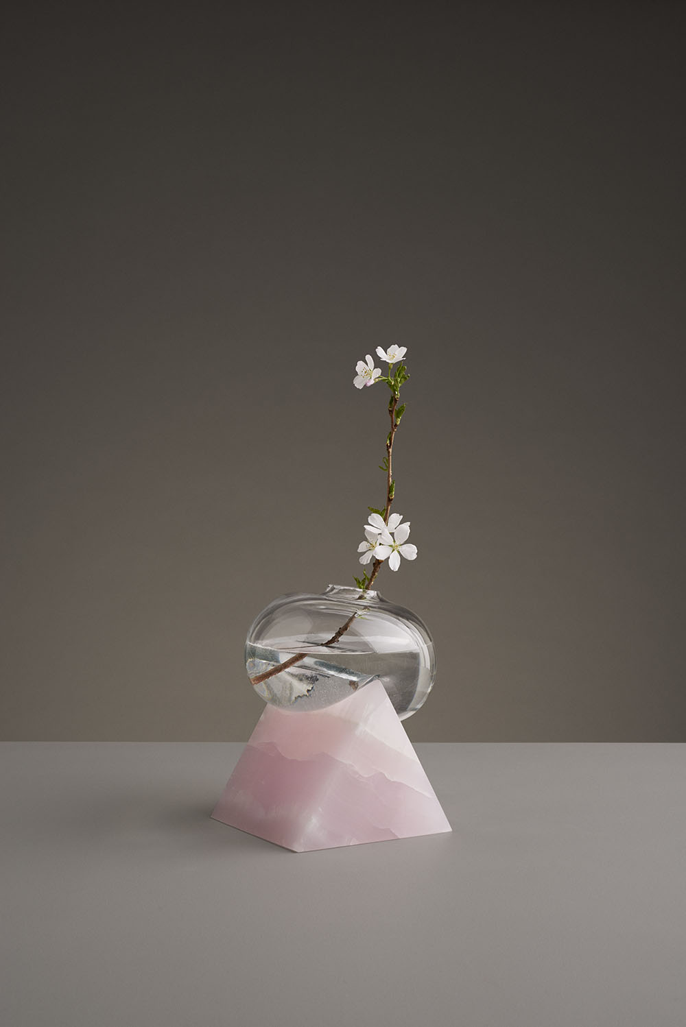 Стеклянные вазы от шведской студии EO: скульптурные арт-объекты или ёмкости для цветов?