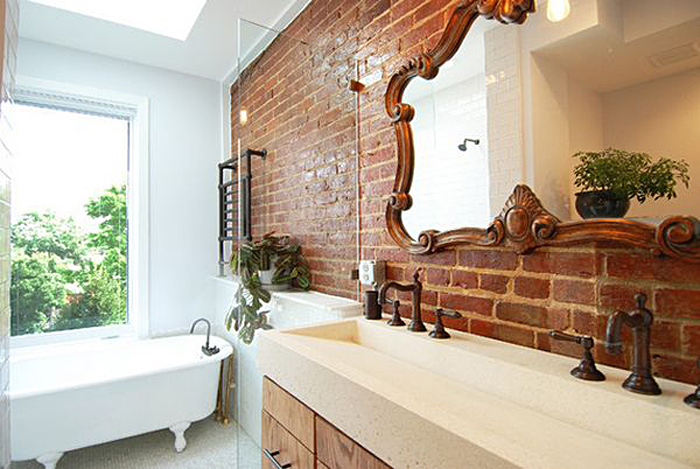 Уникальная кирпичная кладка в дизайне интерьера ванной комнаты