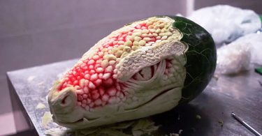 Валериано Фатика: голова дракона из спелого арбуза