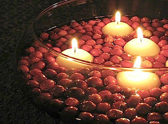 Свечи в посудине с водой и ягодами