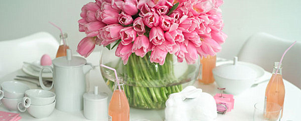 Розовые тюльпаны на столе