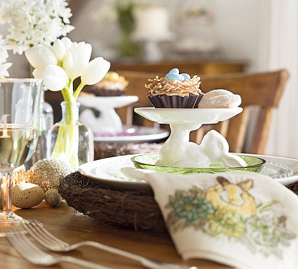 Белые тюльпаны и сладости на столе