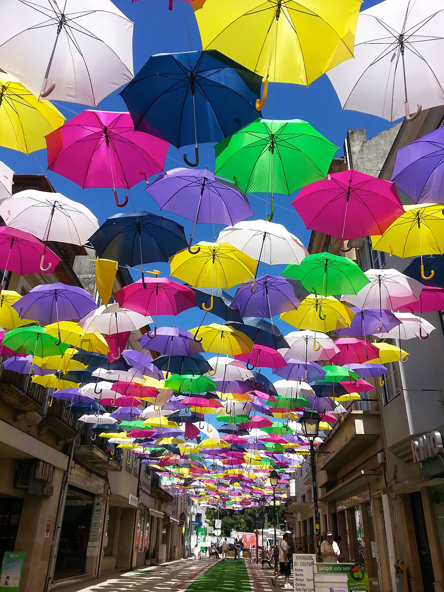 Разноцветные зонты