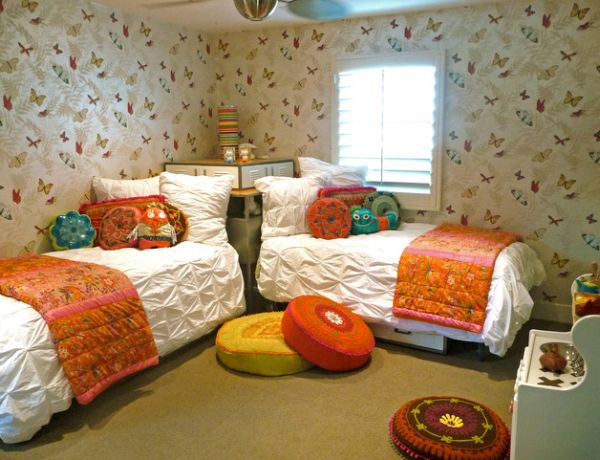 Яркие подушки в яркой спальне