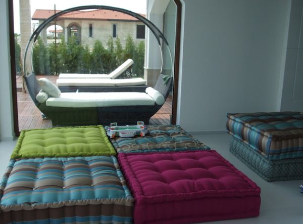 Разноцветные подушки у панорамного окна