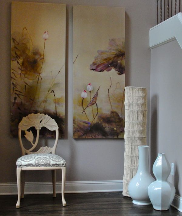 Большие белые напольные вазы сочетаются с обстановкой и картинами, придавая азиатский стиль, от Rebekkah Davies Interiors + Design