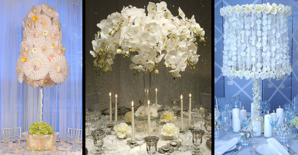 Белые цветы подвешены над столом