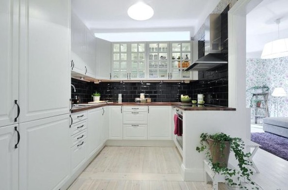 Белая кухня и черный фартук