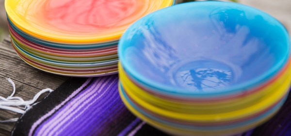 Разноцветные тарелки