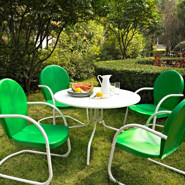 Зеленые стулья в саду
