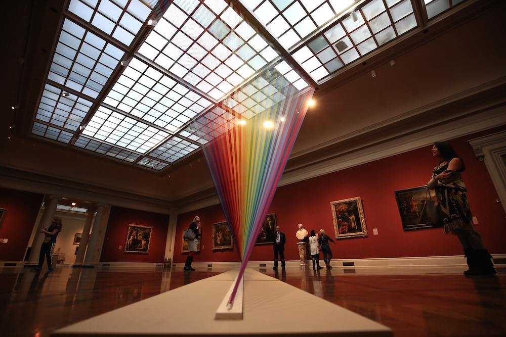 Инсталляция в Музее Толидо: радуга из 1000 цветных нитей от Габриэля Доу