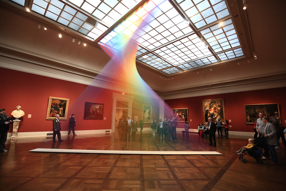 Инсталляция в Музее Толидо: радуга из 1000 цветных нитей от Габриэля Доу