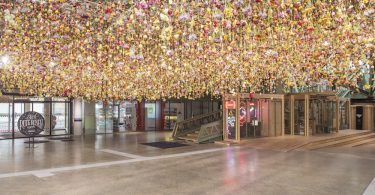 Красочный сад от Ребекки Луизы Лоу: масштабная цветочная инсталляция в атриуме Бикини Берлин