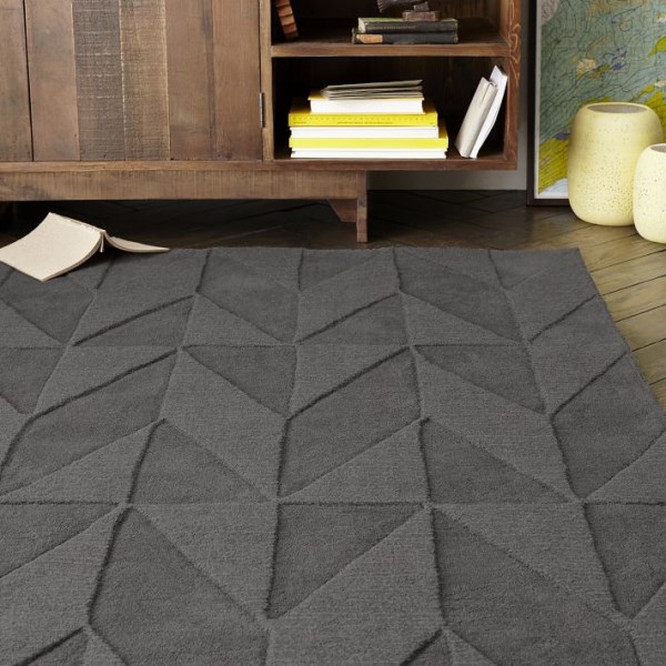 Объемные принты геометрических форм на ковре делают поверхность роскошной на вид