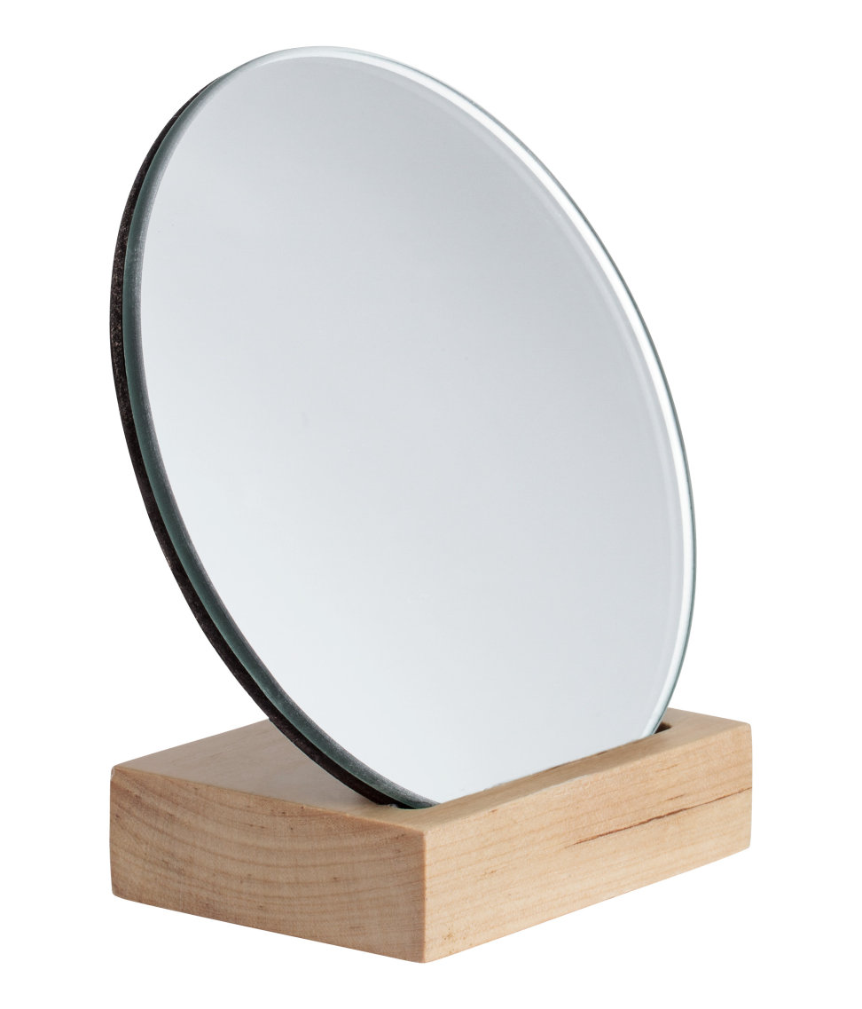 Геометрическое зеркало на деревянной подставке
