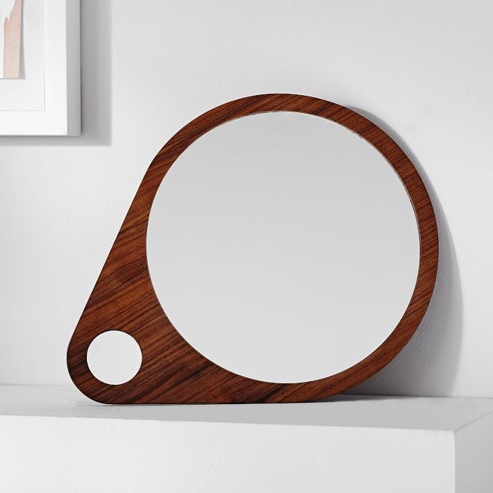Геометрическое зеркало в деревянной оправе
