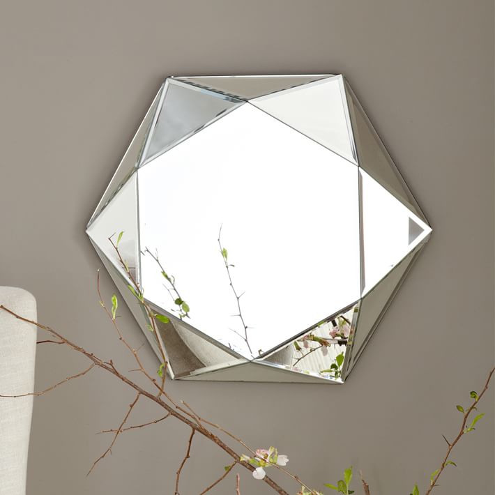 Эффектное блестящее зеркало геометрической формы