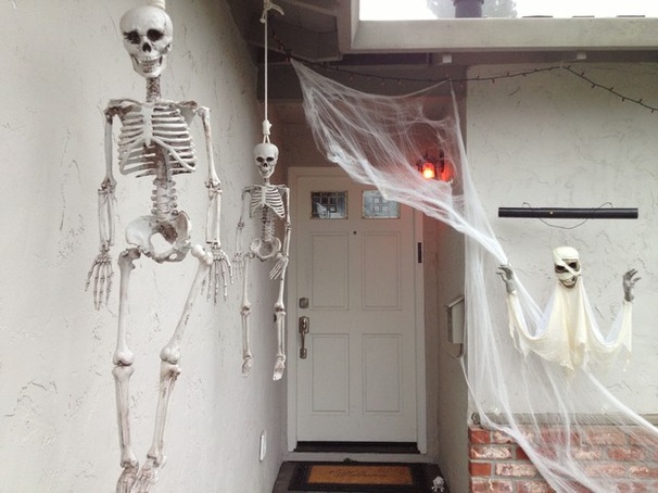 Паутина и скелеты у входной двери