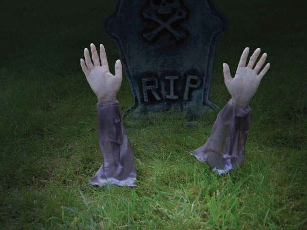 Руки из земли на кладбище