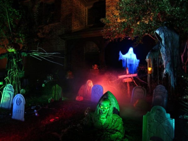 Устрашающие декорации Хеллоуин во дворе