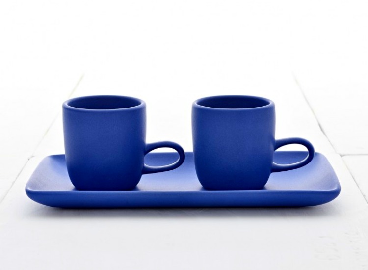 Кофейные кружки из синей глины на подносе от Heath Ceramics