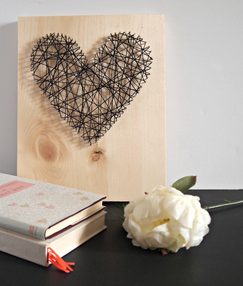 Настенное украшение-сердце с цветком и книгой