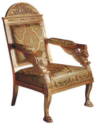Кресло с изящным строгим орнаментом