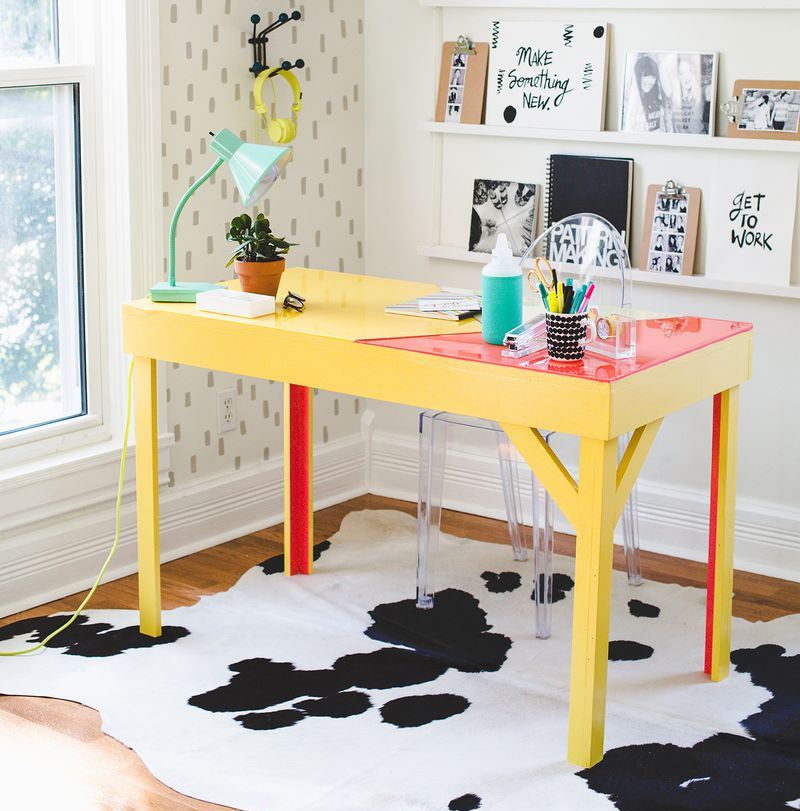 Эпоксидный стол от Beautiful Mess в интерьере домашнего офиса