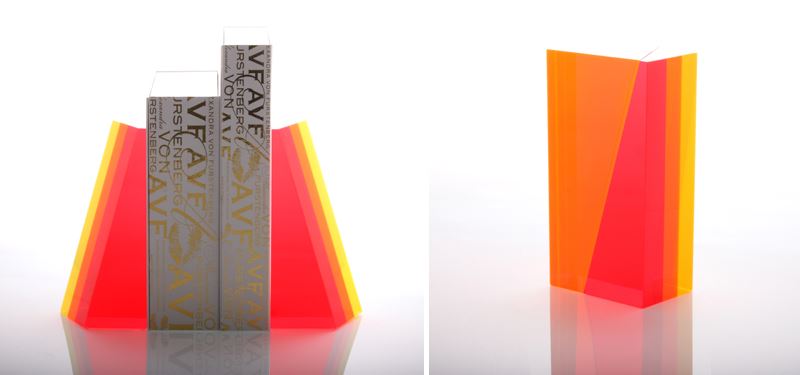 Яркие оранжевые держатели для книг  от Alexandra Von Furstenberg