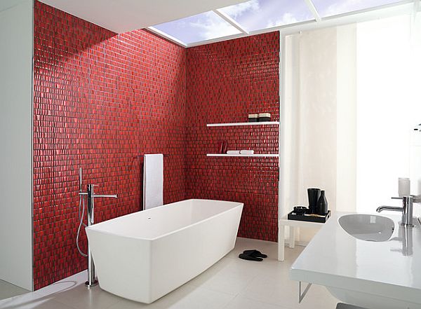 Красная мозаика в ванной комнате