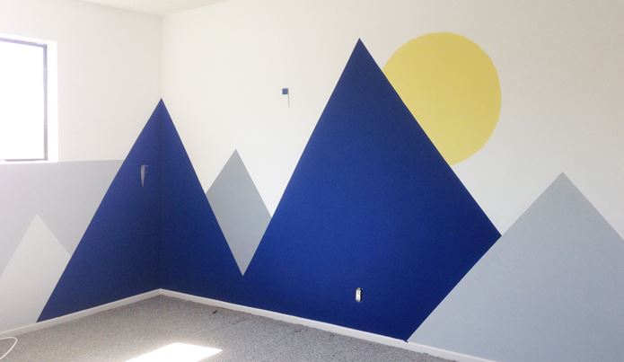 Синие вершины гор жёлтое солнце на стене детской комнаты