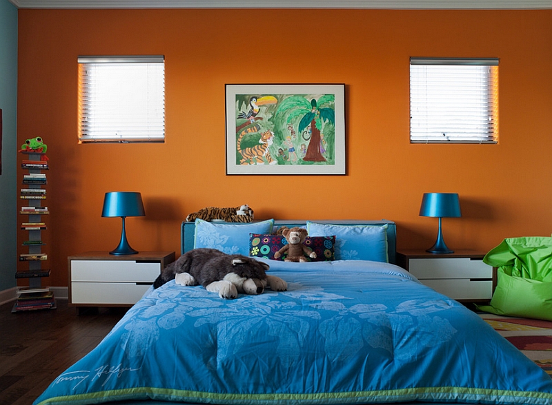 Уютная детская спальня с оранжевыми и синими оттенками