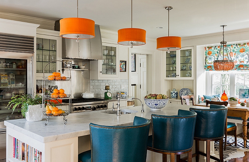Стильная кухня со смелым сочетанием оранжевого и синего 
