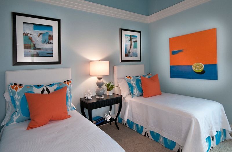 Современная спальня в оранжевых и синих оттенках