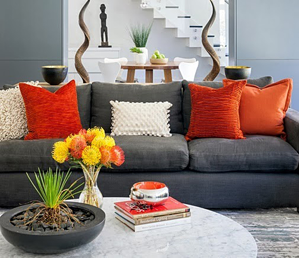 Оранжевые подушки на диване